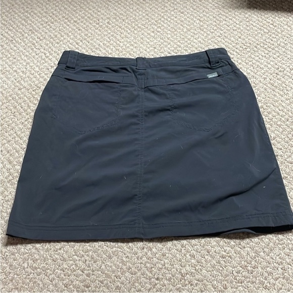 Eddie Bauer size 4 black skirt with built-in shorts - Picture 5 of 6